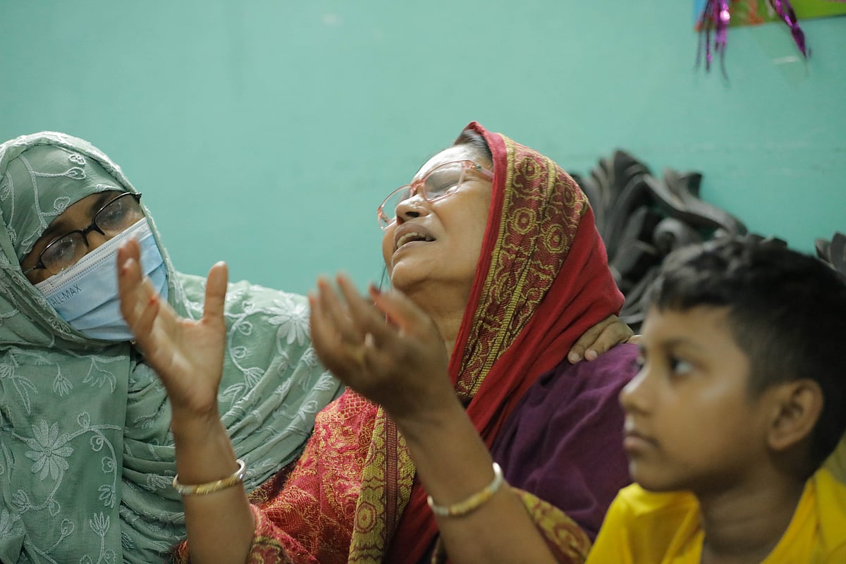 ব্যাংক কর্মকর্তা ছেলের মৃত্যুতে কান্না থামছে না মা নুরুন নাহারের। গতকাল বিকেলে খুলনা নগরের সোনাডাঙ্গা থানার আলী ক্লাব এলাকায়