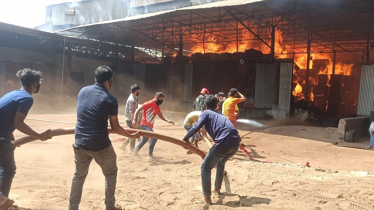 চট্টগ্রামের সীতাকুণ্ডে তুলার গুদামে আগুন নির্বাপনে কাজ করছে ফায়ার সার্ভিস ও স্থানীয় লোকজন। আজ বেলা ১১টার দিকে কুমিরা ইউনিয়নের ছোট কুমিরা এলাকায়