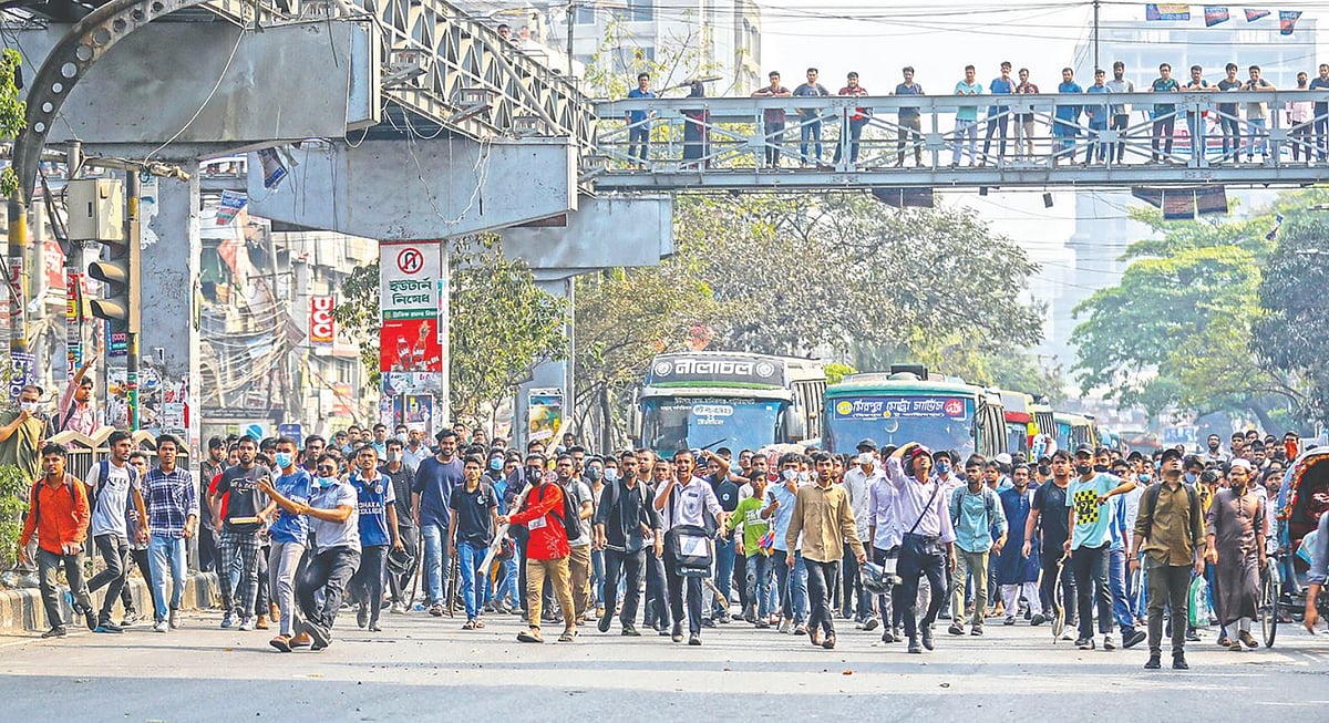 আইডিয়াল কলেজের শিক্ষার্থীদের সঙ্গে সংঘর্ষের পর সড়ক অবরোধ করেন ঢাকা কলেজের শিক্ষার্থীরা। এ সময় যানবাহন চলাচল বন্ধ হয়ে যায়। গতকাল রাজধানীর সায়েন্স ল্যাব এলাকায়