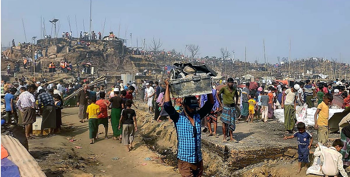 ভয়াবহ অগ্নিকান্ডের ঘটনার পর কক্সবাজারের উখিয়া বালুখালী আশ্রয়শিবিরের  (ক্যাম্প-১১) ধ্বংসস্তূপ। আশ্রয়শিবিরের ডি ব্লক অংশ। সোমবার দুপুরে