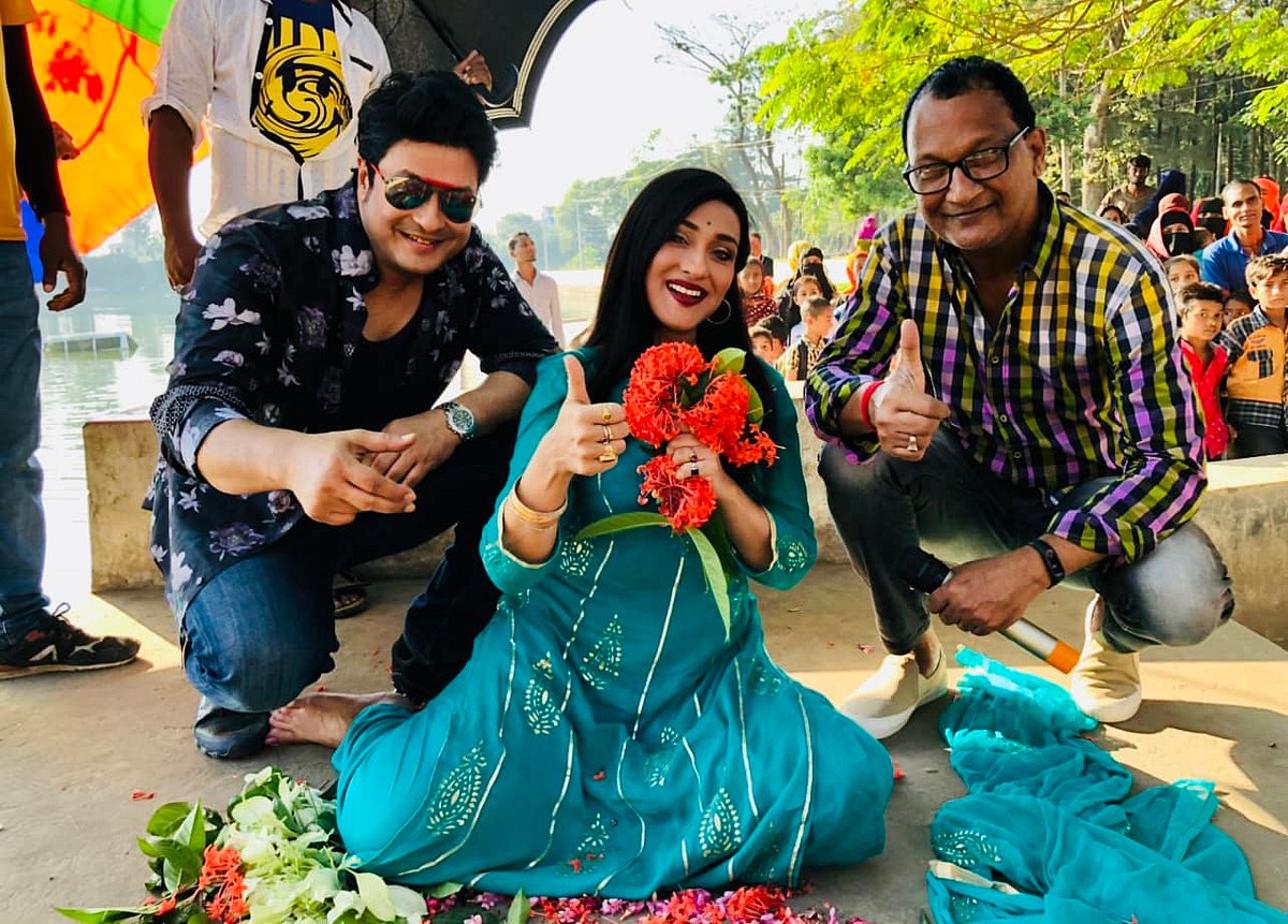 শুটিংয়ের ফাঁকে (বাম থেকে) ফেরদৌস, ঋতুপর্ণা ও মাসুম বাবুল