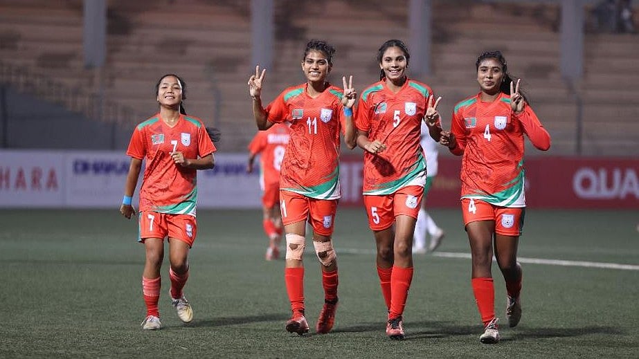 দুটি করে গোল করেন স্বপ্না রানী (৭ নম্বর জার্সি) ও আকলিমা খাতুন (১১ নম্বর জার্সি)