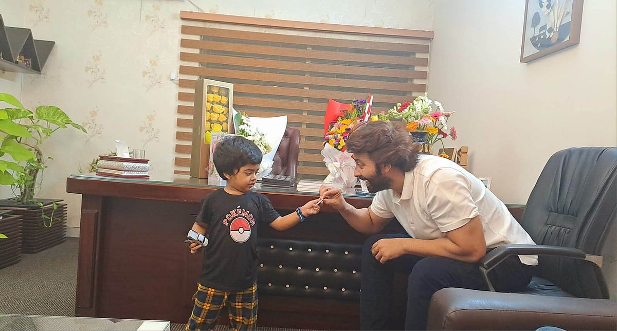 বাবা শাকিব খানকে কেক খাইয়ে দিচ্ছেন ছেলে শেহজাদ খান বীর
