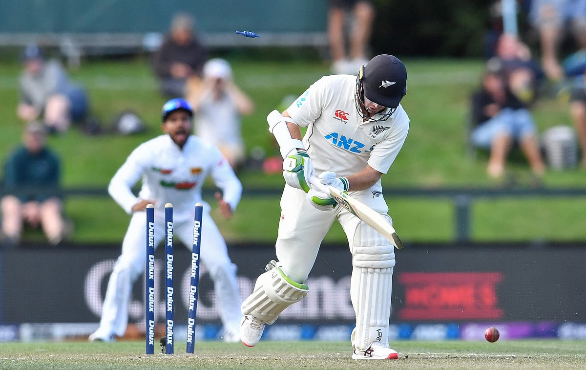 ল্যাথাম ৬৮ রান করে আসিথা ফার্নান্দোর বলে বোল্ড হন