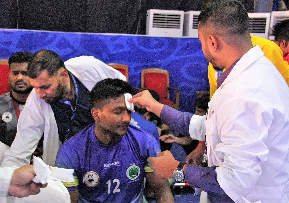 আহত হয়েছেন বাংলাদেশ ডিফেন্ডার রাসেল হোসেন