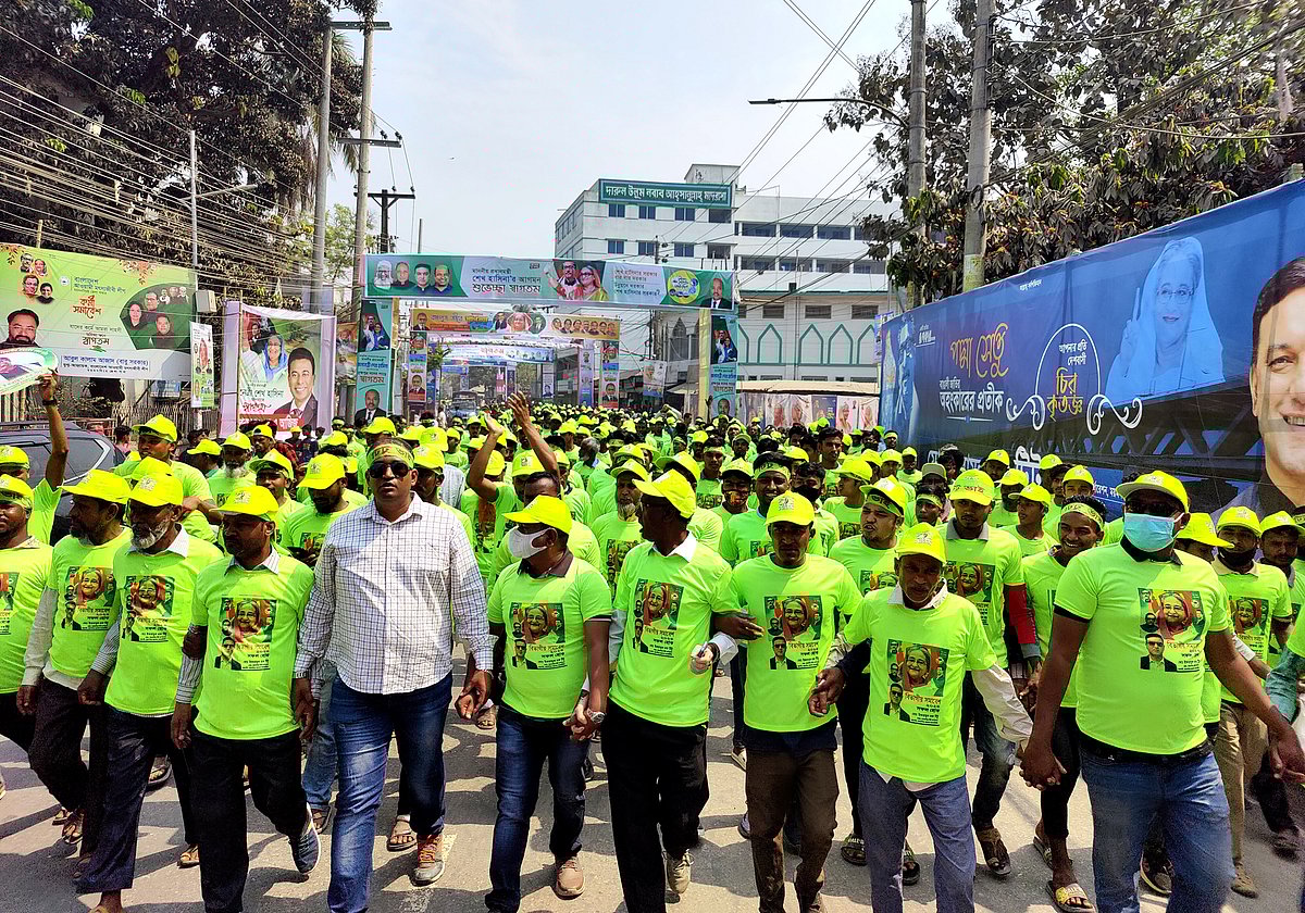ছোট ছোট মিছিল নিয়ে প্রধানমন্ত্রীর জনসভাস্থলে যাচ্ছেন নেতা-কর্মীরা। আজ শনিবার সকালে ময়নমসিংহ নগরের টাউনহল এলাকায়