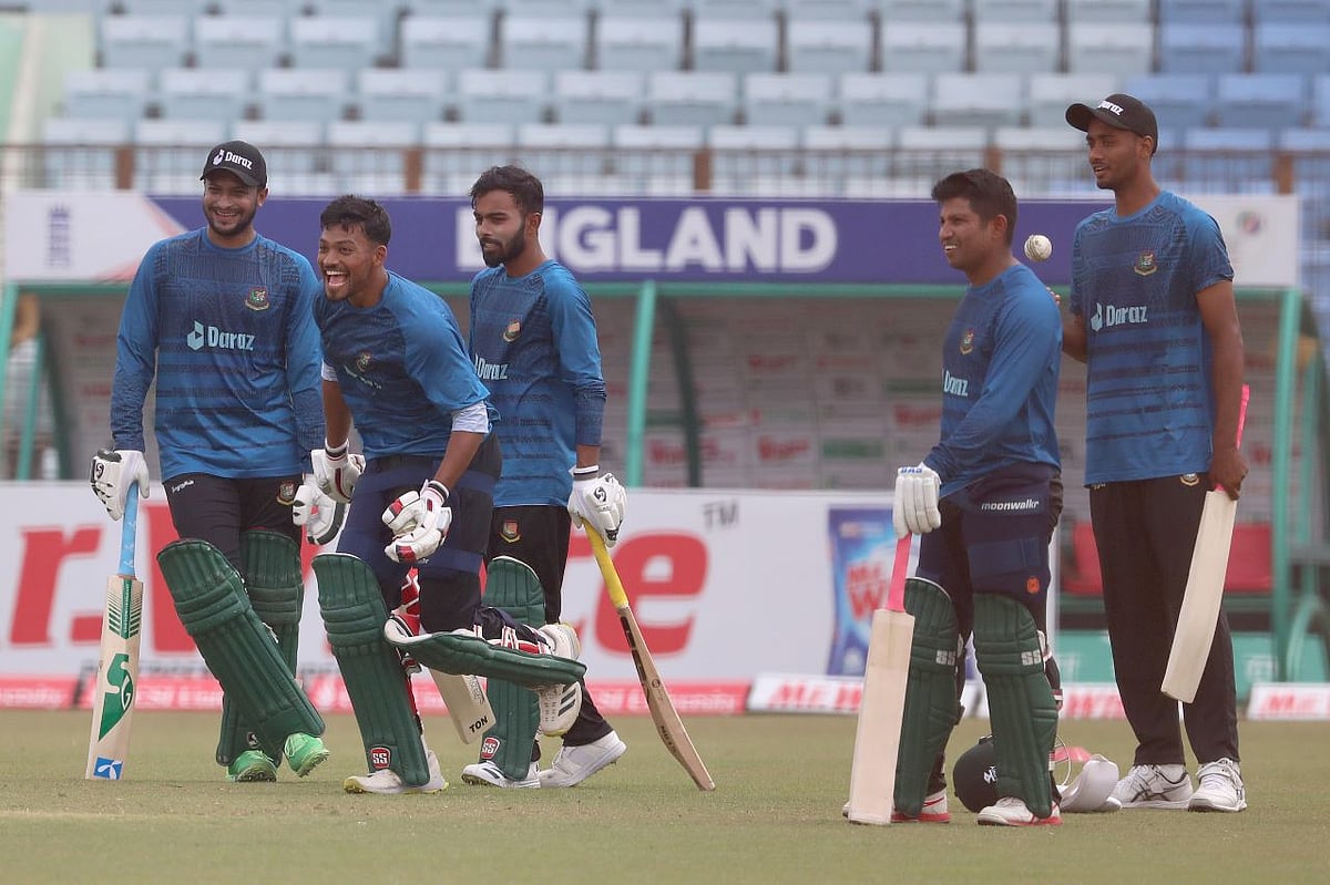 জহুর আহমেদ চৌধুরী স্টেডিয়ামে সতীর্থদের নিয়ে এমন ফুরফুরে মেজাজেই অনুশীলন করেন সাকিব