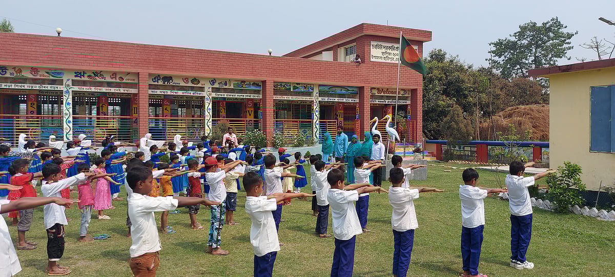 সমাবেশে কসরত করছে ঠাকুরগাঁওয়ের হরিপুর উপজেলার চরভিটা সরকারি প্রাথমিক বিদ্যালয়ের শিক্ষার্থীরা