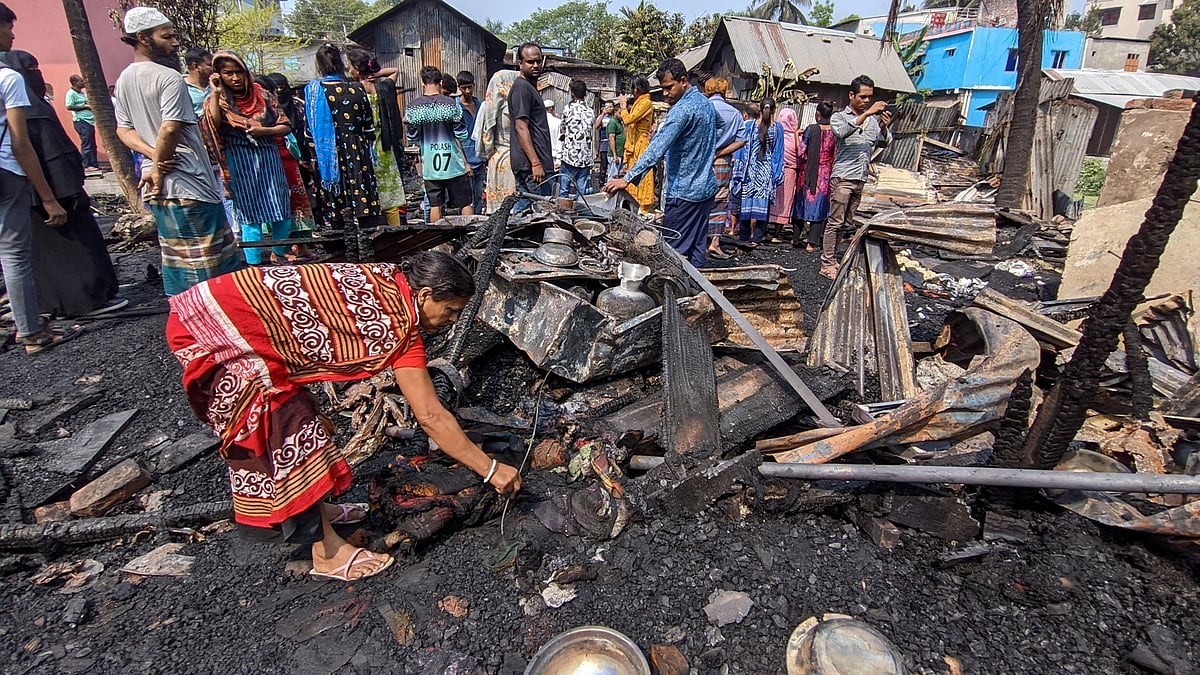 বরিশাল নগরের নতুন বাজার আদি শ্মশান এলাকায় এলাকায় ভোর সাড়ে ৫টার দিকে লাগা আগুনে পুড়ে যায় ৮টি বসতঘর। সেখানে জিনিসপত্র খুঁজছেন ভুক্তভোগীরা
