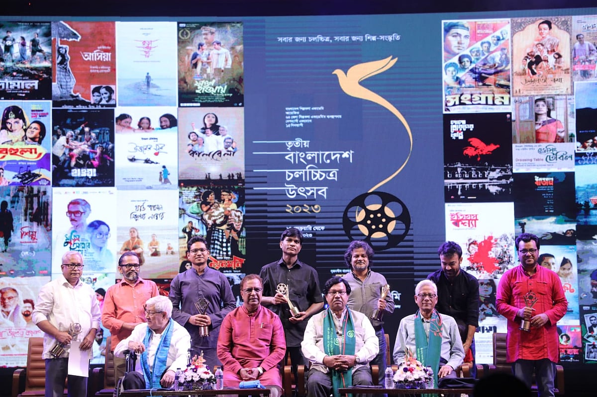 আজ সন্ধ্যা ছয়টায় জাতীয় নাট্যশালার মূল হলে অনুষ্ঠিত হয় সমাপনী ও পুরস্কার বিতরণী অনুষ্ঠান