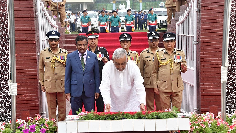 পুলিশ স্মৃতিসৌধে ফুল দিয়ে শ্রদ্ধা জানান স্বরাষ্ট্রমন্ত্রী আসাদুজ্জামান খান