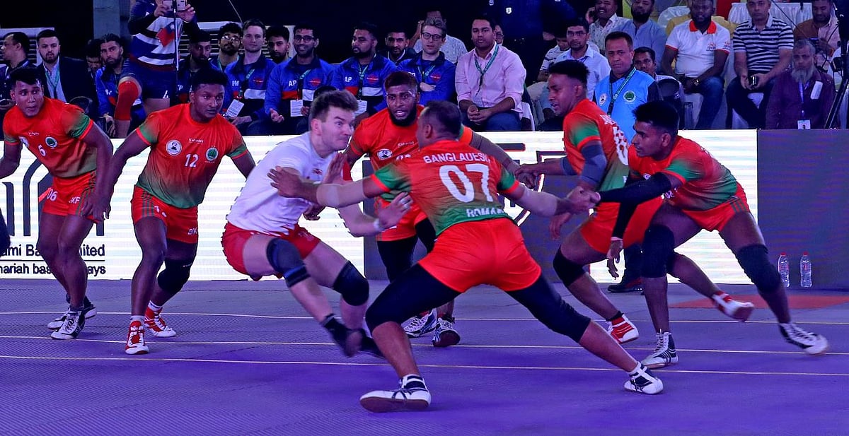 পোল্যান্ডের এক রেইডারকে ছেঁকে ধরেছেন বাংলাদেশের খেলোয়াড়েরা