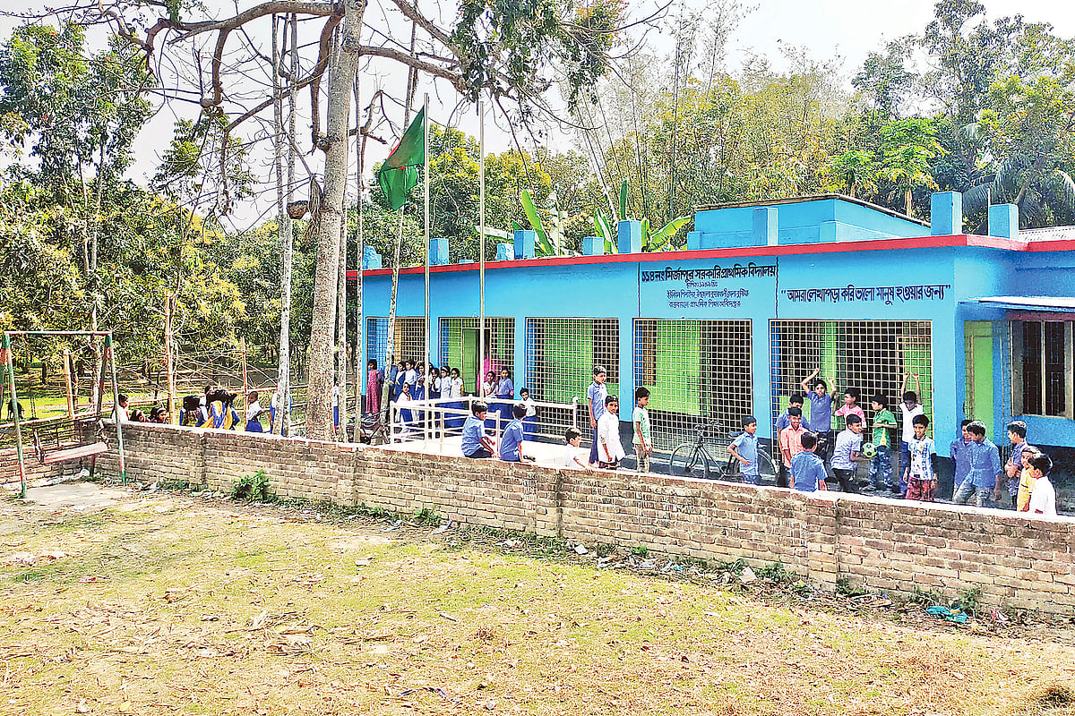 কুষ্টিয়ার কুমারখালীর মির্জাপুর সরকারি প্রাথমিক বিদ্যালয়ের মাঠে দেয়াল তোলা হয়েছে। শিশুরা খেলাধুলা করতে পারছে না