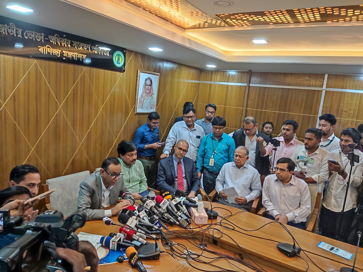 পোলট্রি খাতের চার প্রতিষ্ঠানের শীর্ষ নির্বাহীদের সঙ্গে বৈঠক করেছে জাতীয় ভোক্তা অধিকার সংরক্ষণ অধিদপ্তর। আজ বৃহস্পতিবার রাজধানীর কারওয়ান বাজারে অধিদপ্তরের কার্যালয়ে