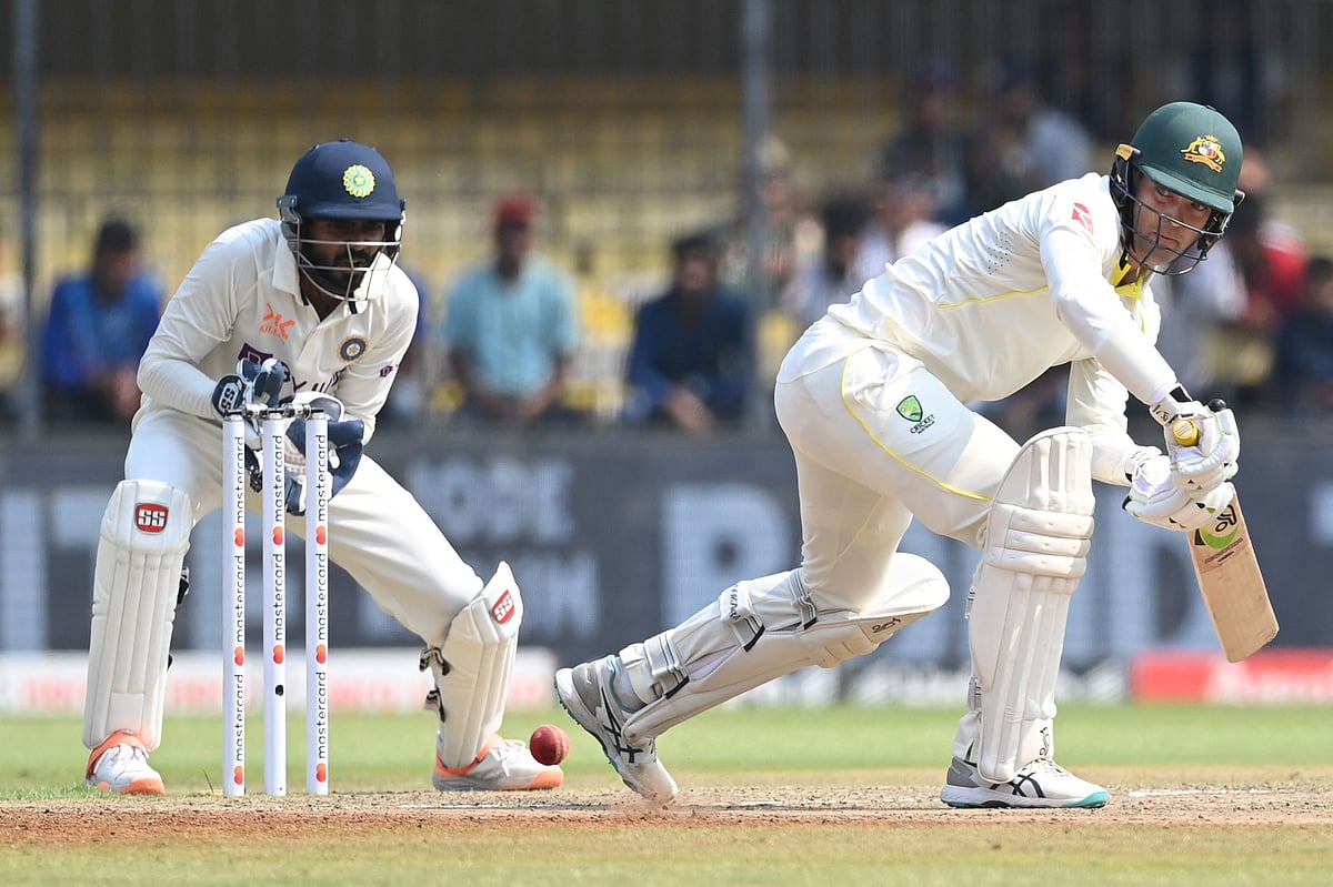ভারত–অস্ট্রেলিয়া তৃতীয় টেস্টে ইন্দোরের পিচে বল কখনো কখনো এমন গড়িয়েও গিয়েছে