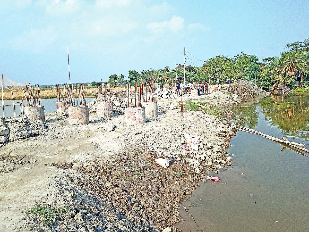 খুলনার বটিয়াঘাটা উপজেলার সুরখালি ইউনিয়নের নাইনখালী নদীর ওপর নির্মাণাধীন সেতুর শুধু পাইলিংয়ের কাজ শেষ হয়েছে। এখনো অনেক কাজ শেষ হয়নি। গত ২২ মার্চ তোলা