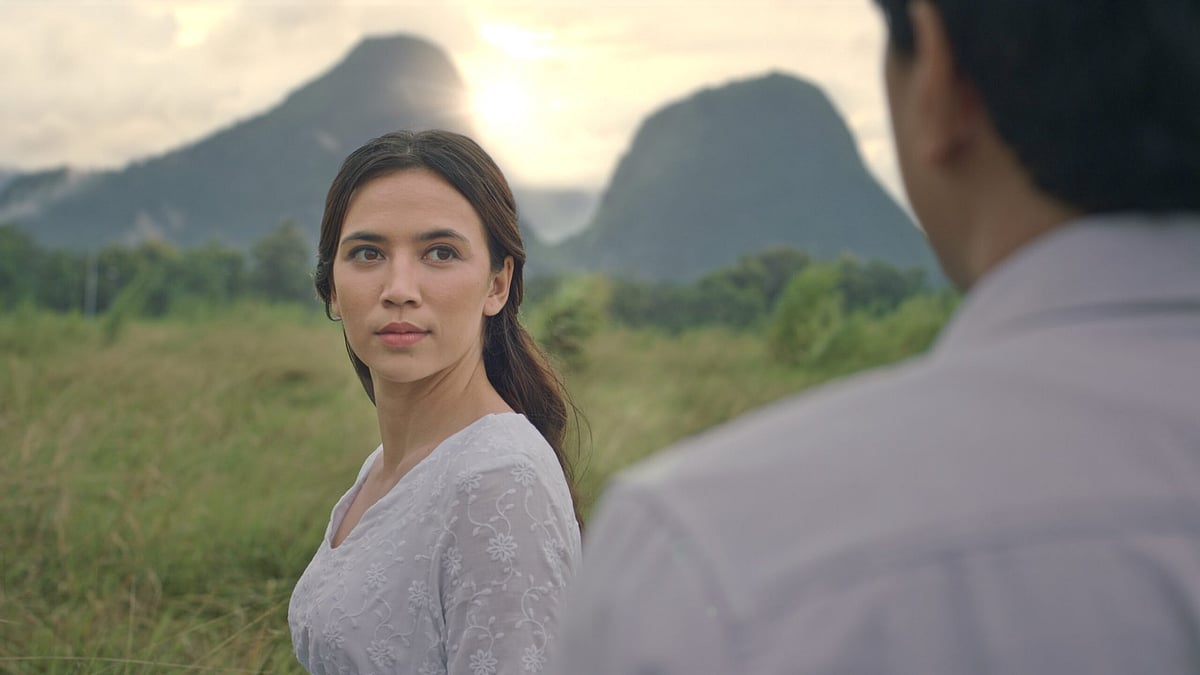 সিনেমার নূর নামে এক তরুণীর চরিত্রে অভিনয় করেছেন মালয়েশিয়ার জনপ্রিয় অভিনেত্রী ডায়ানা ড্যানিয়েলা