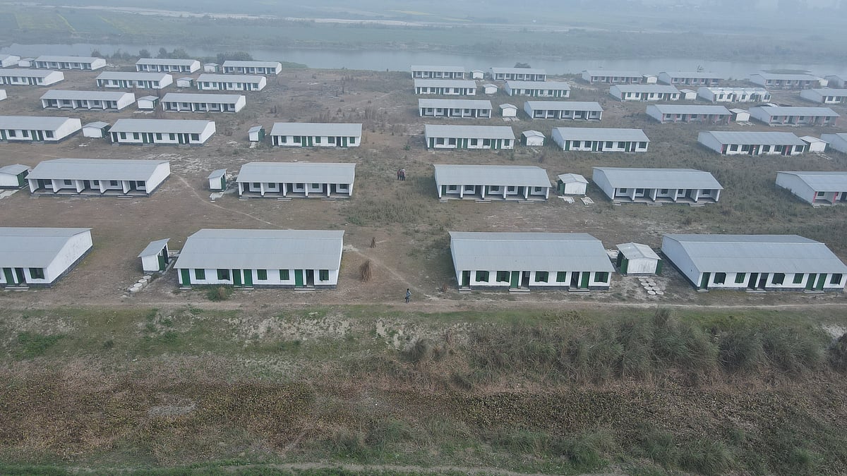 দুর্গম চরে চলাচলের রাস্তা নেই। ঘরগুলোতে কেউ থাকে না, পড়ে আছে ঠায়। সম্প্রতি শরীয়তপুরের নড়িয়া উপজেলার নওপাড়া এলাকায় পদ্মার চরে