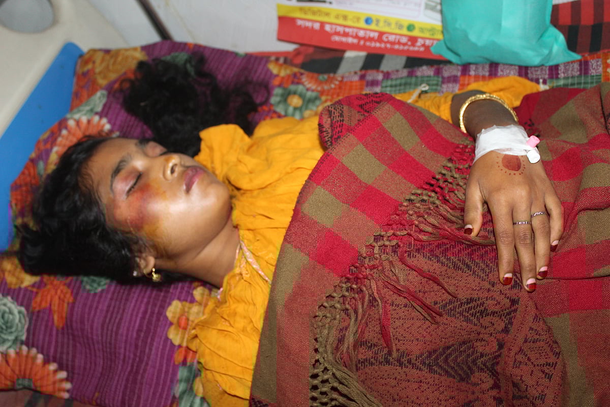 চুয়াডাঙ্গার নিউ ইউনাইটেড ক্লিনিকে চিকিৎসাধীন সোনিয়া খাতুন। শুক্রবার রাতে