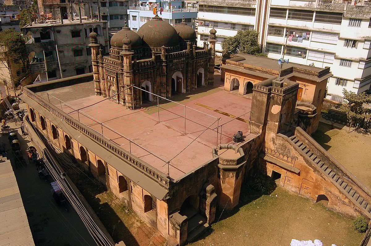 খান মোহাম্মদ মিরধা মসজিদ। মসজিদটি ১৭ ফুট উঁচু বেদির ওপরে নির্মিত। ভূমি থেকে সিঁড়ি উঠে গেছে মসজিদের বেদি পর্যন্ত