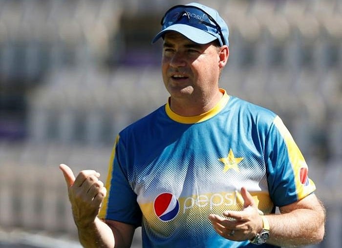 ২০১৬ থেকে ২০১৯ পর্যন্ত পাকিস্তান ক্রিকেট দলের প্রধান কোচ ছিলেন মিকি আর্থার