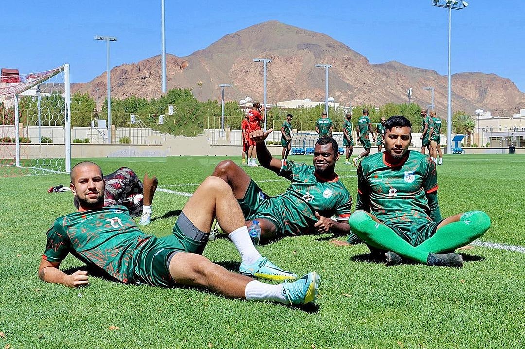 এই ছবিটা ইনস্টাগ্রামে দিয়েই এলিটাকে ও তারিক কাজীকে নিয়ে উচ্ছ্বাস জামাল ভূঁইয়ার