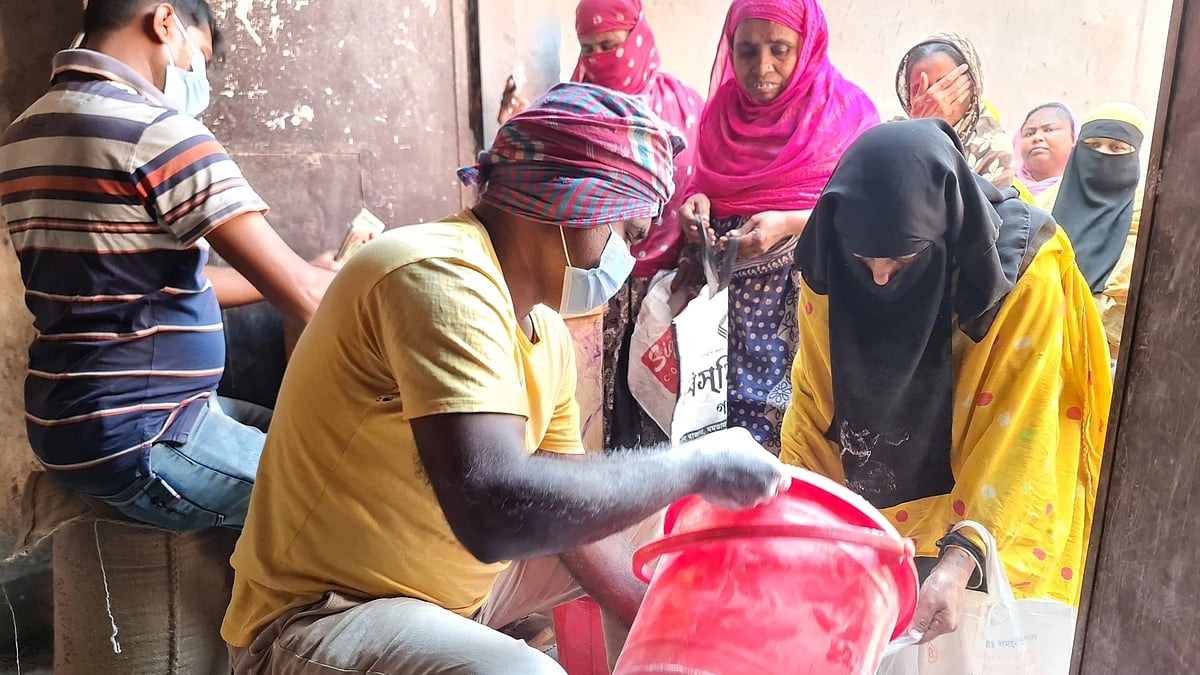 ওএমএসের চাল বা আটা কিনতে অনেকেই সারিতে দাঁড়িয়ে অপেক্ষা করছেন। গতকাল সকালে গাজীপুরের শিববাড়ি মোড়ে চাল বিক্রির কেন্দ্রে