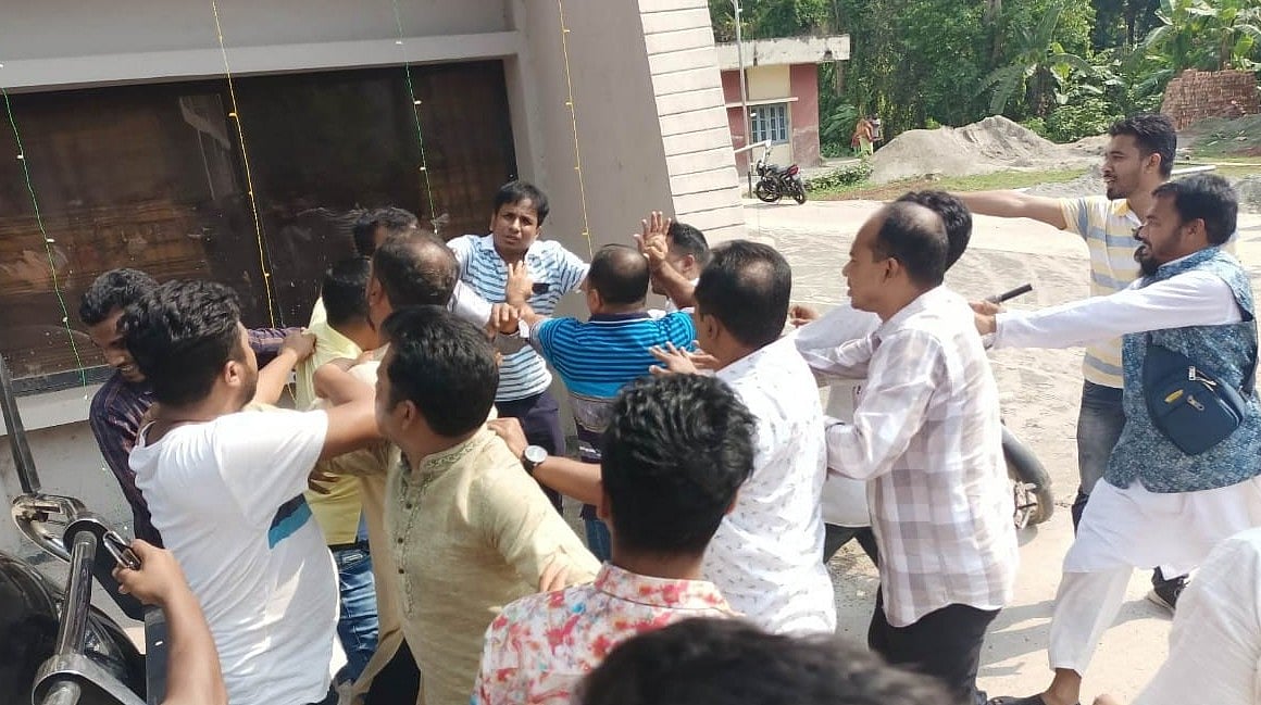 বরিশালের উজিরপুর উপজেলা পরিষদের সামনে উপজেলা আওয়ামী লীগের সহসভাপতি মো. ইদ্রিস সরদারকে মারধর করেন আরেক সহসভাপতি মো. হাফিজুর রহমান ও তাঁর অনুসারীরা