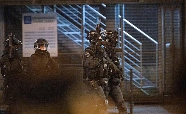 জার্মানির হামবুর্গ শহরে গির্জায় বন্দুক হামলার পর ঘটনাস্থল ও আশপাশের এলাকায় নিরাপত্তা জোরদার করা হয়