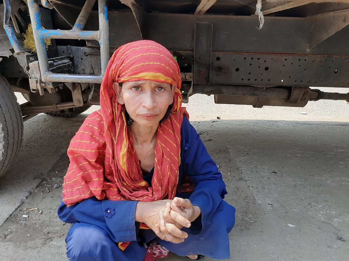 তিন ঘণ্টা অপেক্ষার পর খাদ্য পরিদর্শকের সহায়তায় চাল পেয়েছেন বিবি হালিমা