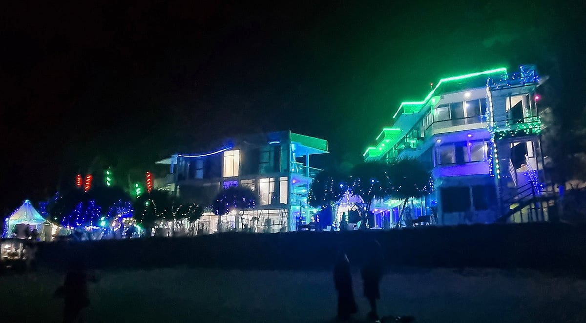 সেন্ট মার্টিন দ্বীপের পশ্চিম সৈকতে অবৈধভাবে নির্মিত তিনতলার আটলান্টিক রিসোর্ট। আইনে সৈকত এলাকায় আলোকসজ্জা নিষিদ্ধ হলেও কোনো রিসোর্টই তা মানছে না