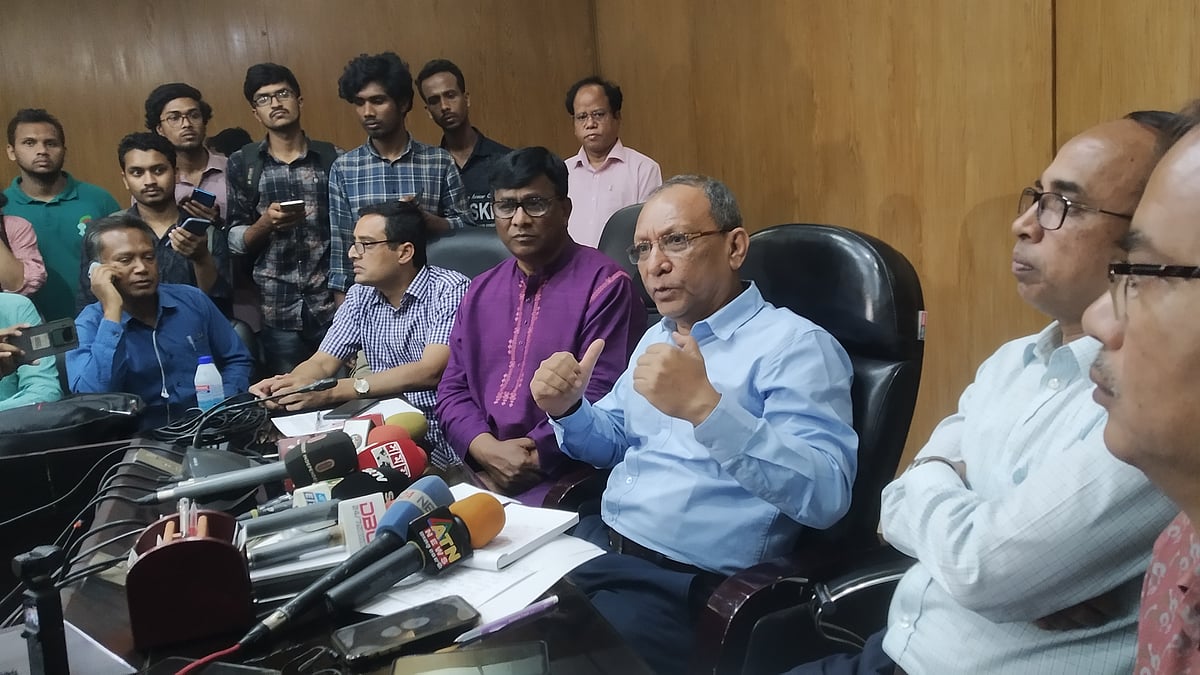 সংবাদ সম্মেলনে বক্তব্য দিচ্ছেন রাজশাহী বিশ্ববিদ্যালয়ের উপাচার্য গোলাম সাব্বির সাত্তার