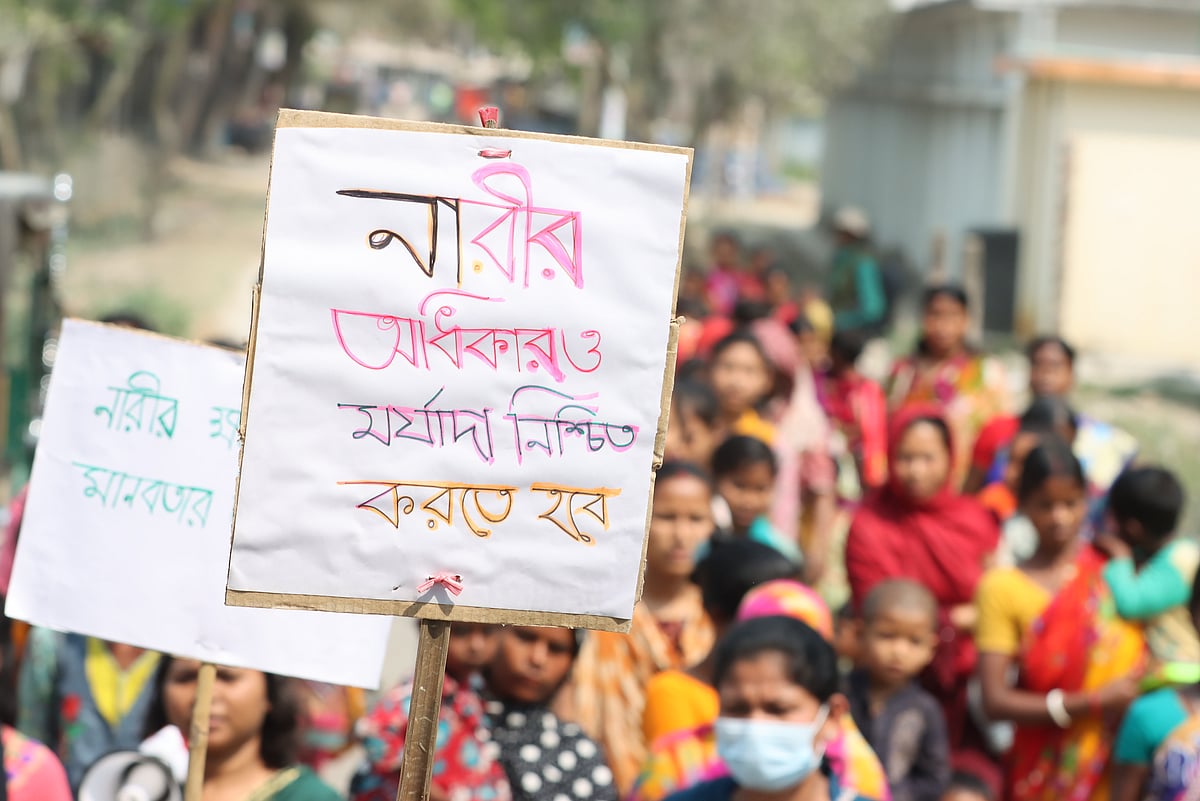 আন্তর্জাতিক নারী দিবসে বিভিন্ন স্লোগান সংবলিত ব্যানার ও প্ল্যাকার্ড নিয়ে একদল নারী শোভাযাত্রা করেন