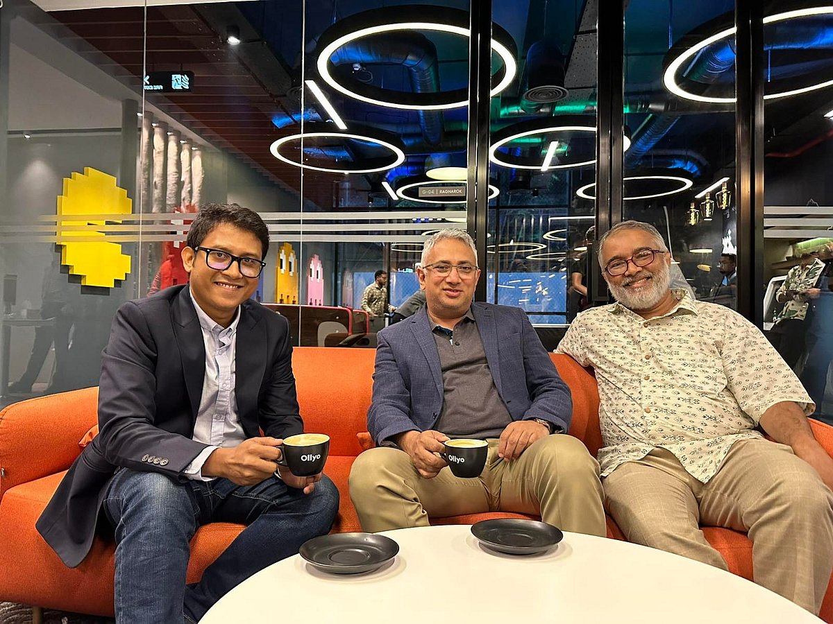 কাউসার আহমেদের (বাঁয়ে) সঙ্গে গ্রামীণফোনের প্রধান নির্বাহী ইয়াসির আজমাইন (মাঝে) ও মুনির হাসান