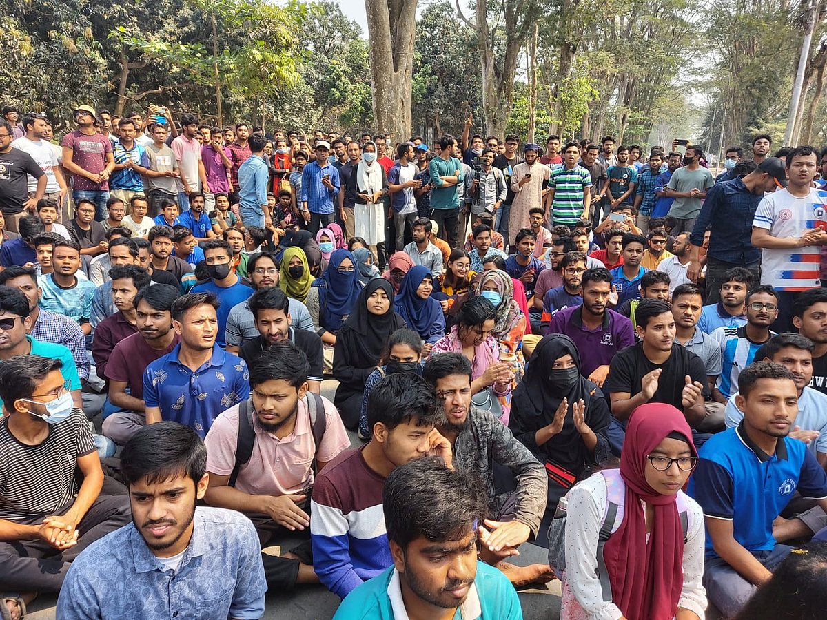 রাজশাহী বিশ্ববিদ্যালয়ের প্যারিস রোডে উপাচার্যের বাসভবনের সামনে অবস্থান নিয়ে বিক্ষোভ করছেন শিক্ষার্থীরা। আজ রোববার বেলা সাড়ে ১১টায়