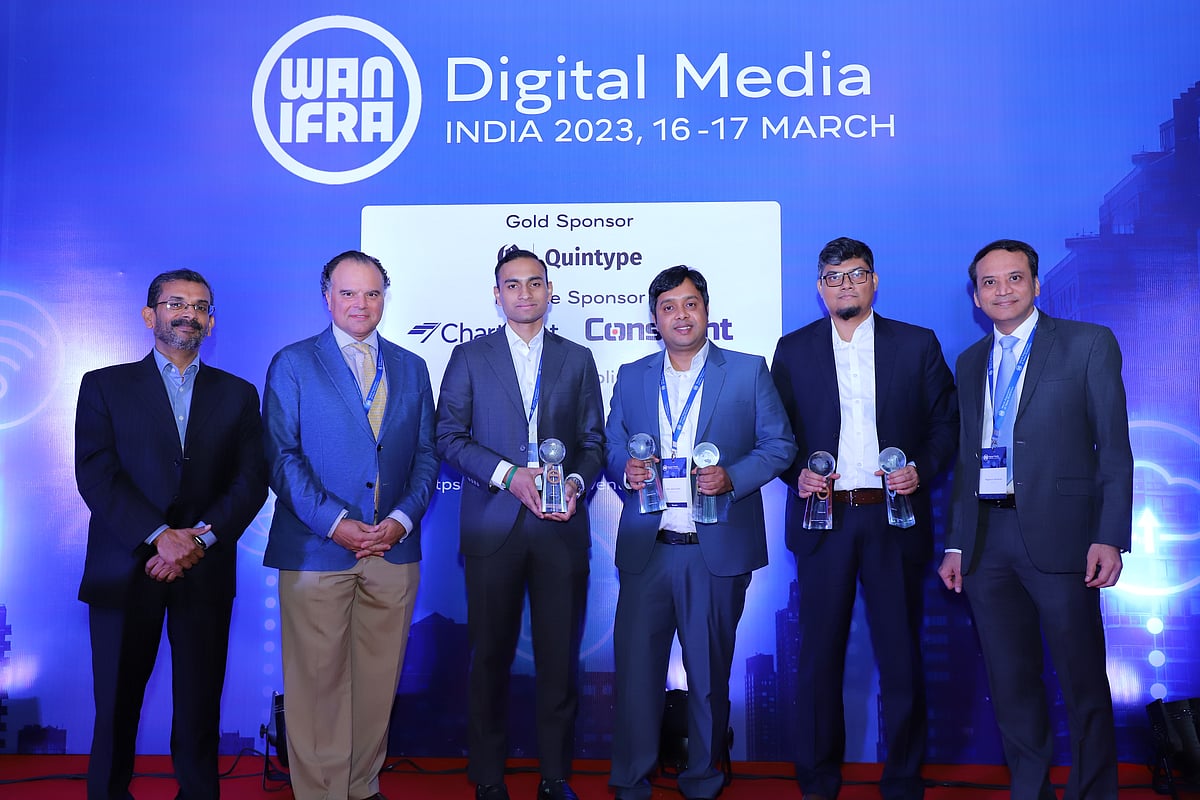 পুরস্কার হাতে প্রথম আলোর মূল প্রতিষ্ঠান ট্রান্সকম লিমিটেডের হেড অব স্ট্র্যাটেজি ও ট্রান্সফরমেশন যারেফ আয়াত হোসেন (বাঁ থেকে তৃতীয়), প্রথম আলোর প্রধান ব্যবসায়িক কর্মকর্তা জাবেদ সুলতান (বাঁ থেকে চতুর্থ) ও ডিজিটাল মার্কেটিং লিড মেহবুব জাভেদ। এ সময় মঞ্চে ছিলেন ওয়ান-ইফরার প্রধান পরিচালন কর্মকর্তা থমাস জ্যাকব (বাঁয়ে), বৈশ্বিক প্রেসিডেন্ট ফারনান্দো দো ইয়ারজা লোপেজ-মাদ্রাদো ও ওয়ান-ইফরা দক্ষিণ এশিয়ার ব্যবস্থাপনা পরিচালক মাগদুম মোহাম্মদ (ডানে)। বৃহস্পতিবার ভারতের নয়াদিল্লিতে