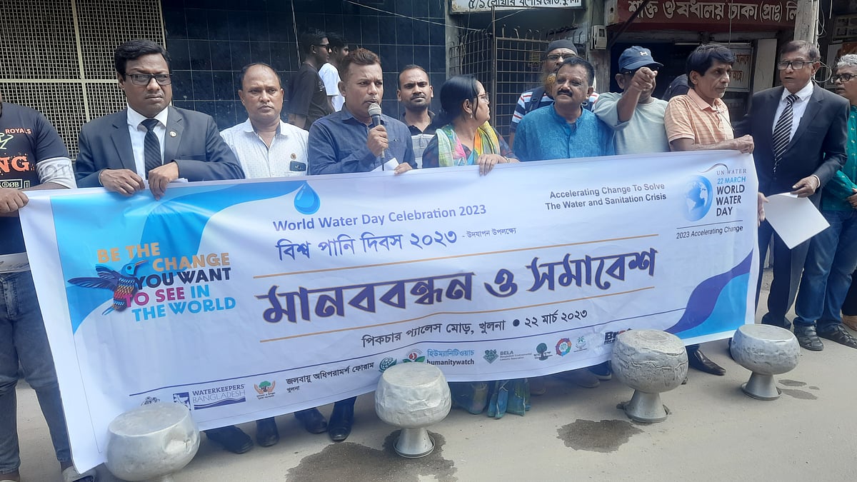 বুধবার দুপুরে খুলনা পিকচার প্যালেস মোড়ে আয়োজিত মানববন্ধনে খুলনার বিভিন্ন সংগঠন ও শ্রেণি-পেশার মানুষ অংশ নেন