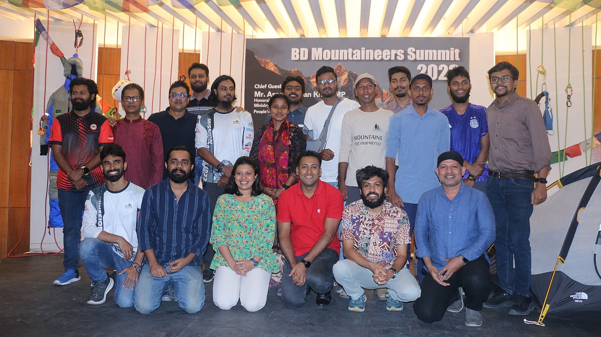 রাজধানীর বিশ্বসাহিত্য কেন্দ্র ভবনের দোতলায় বসেছিল পর্বতারোহীদের মিলনমেলা