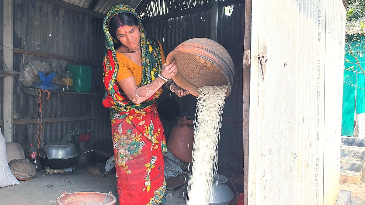 রমজান মাসে হাতে ভাজা মুড়ির চাহিদা কয়েকগুণ বেড়ে যায়। তাই এ সময় দম ফেলার ফুসরত পাচ্ছেন না মুড়ি ভাজার সঙ্গে জড়িত নারীরা। গতকাল শুক্রবার উপজেলার কালিদাস নমপাড়া গ্রামে
