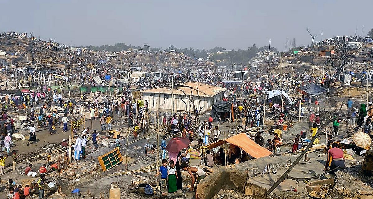 আগুনে পুড়ে যাওয়া ধ্বংসস্তূপে ত্রিপল দিয়ে অস্থায়ী ঘর তৈরি করছেন রোহিঙ্গারা। বৃহস্পতিবার বিকেলে কক্সবাজারের উখিয়া উপজেলার বালুখালী আশ্রয় শিবিরে