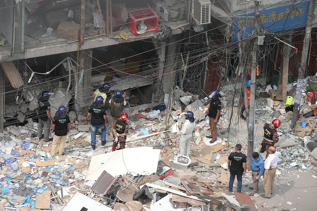 সিদ্দিকবাজারের কুইন স্যানিটারি মার্কেট হিসেবে পরিচিত সাততলা ভবনের বিস্ফোরণস্থলে সিটিটিসি ইউনিটের বোমা নিষ্ক্রিয়করণ দল