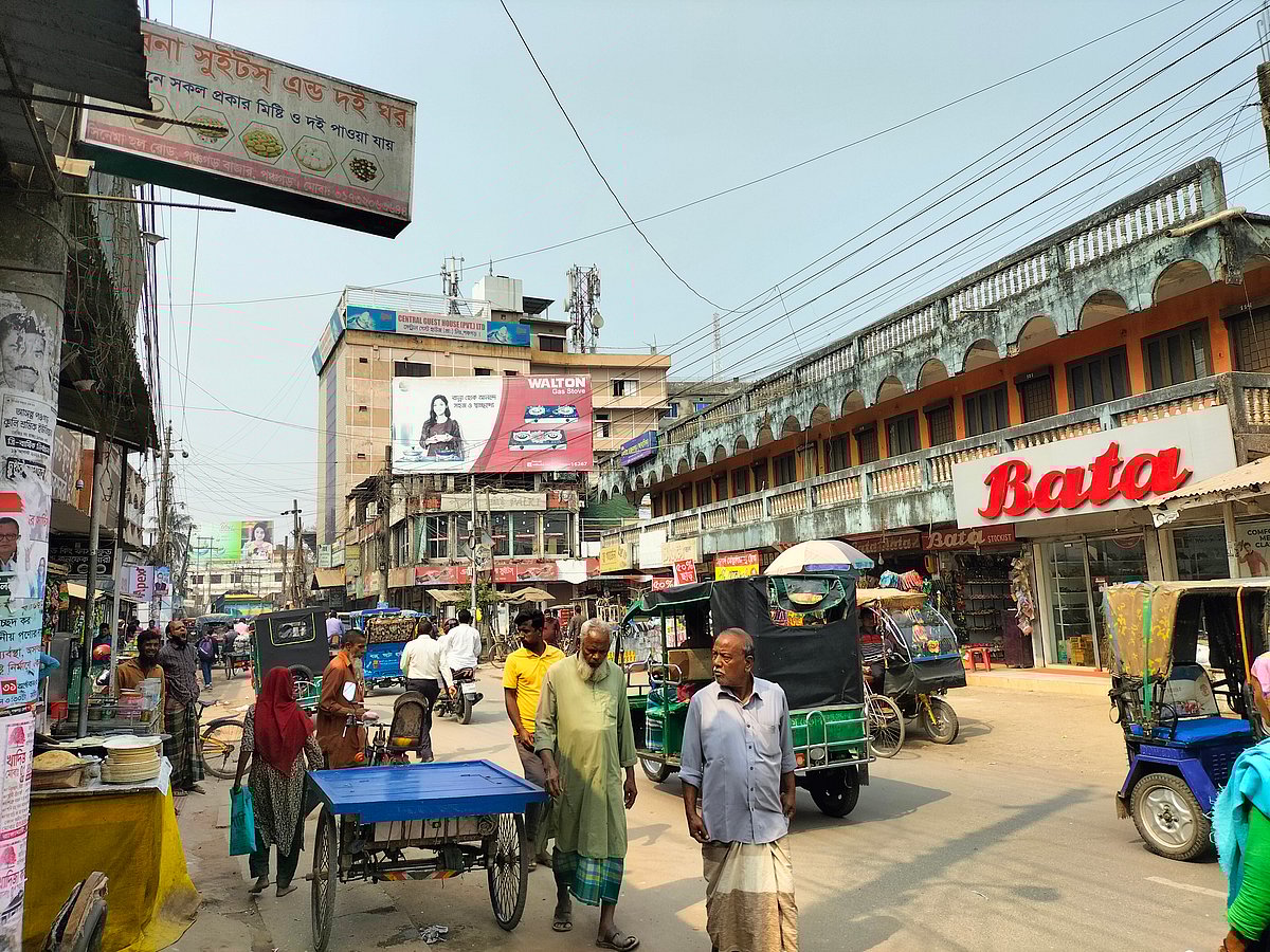 বেলা বাড়ার সঙ্গে সঙ্গে পঞ্চগড় শহরে বাড়তে শুরু করেছে মানুষের চলাচল। আজ রোববার পঞ্চগড় বাজারের সিনেমা রোডে
