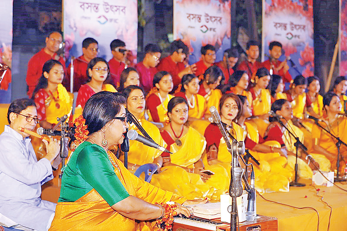 সংগীত ও নৃত্যে সুরের ধারা উদ্‌যাপন করল বসন্ত উৎসব। গতকাল সন্ধ্যায় রাজধানীর লালমাটিয়ায়