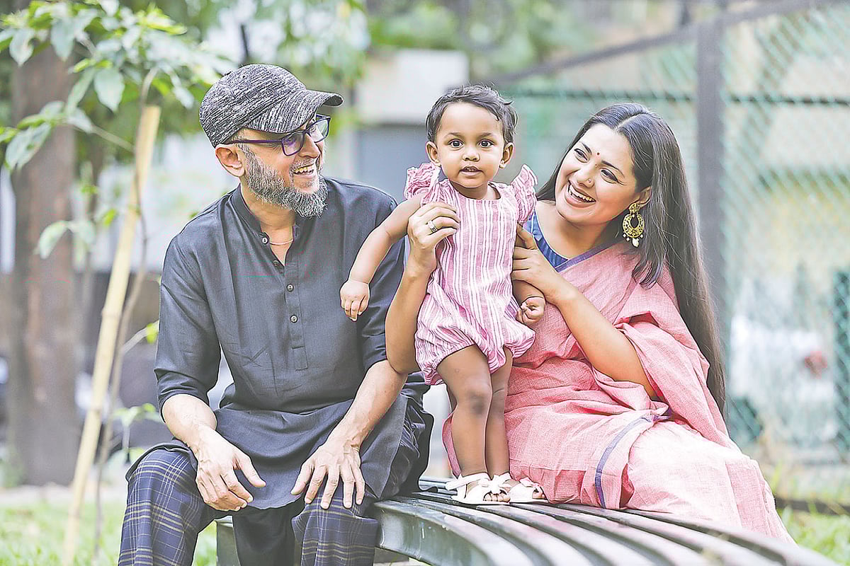 মেয়ে ইলহামকে নিয়ে মোস্তফা সরয়ার ফারুকী ও নুসরাত ইমরোজ তিশা