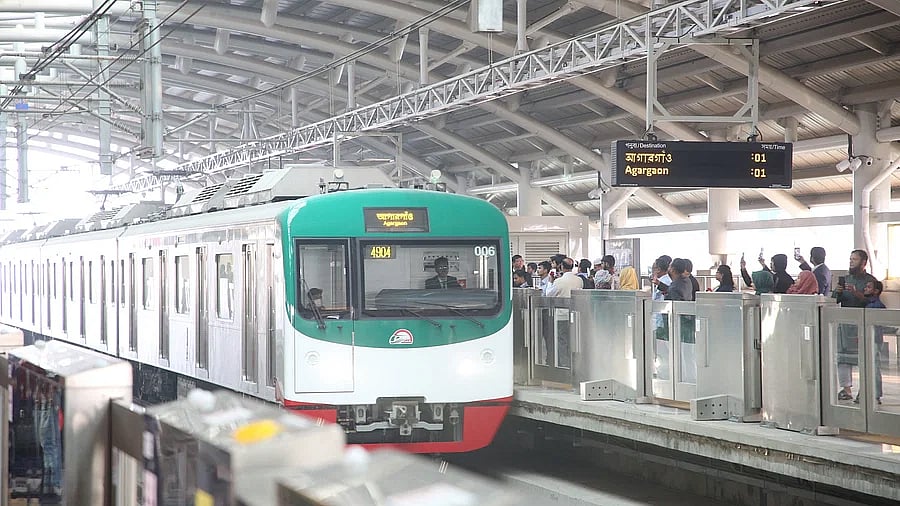 রাজধানীর আগারগাঁও থেকে উত্তরা রুটে চলাচল করছে মেট্রোরেল
