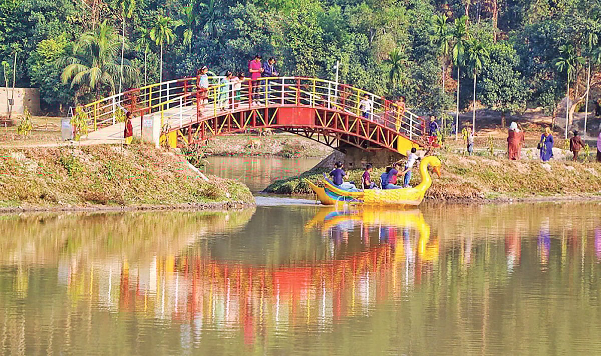 ময়মনসিংহের হালুয়াঘাট উপজেলার গোবরাকুড়া পর্যটনকেন্দ্রে মানুষের ভিড়। লেকে প্যাডেলচালিত নৌকা চালাচ্ছেন কয়েকজন। গত ১২ মার্চ তোলা ছবি