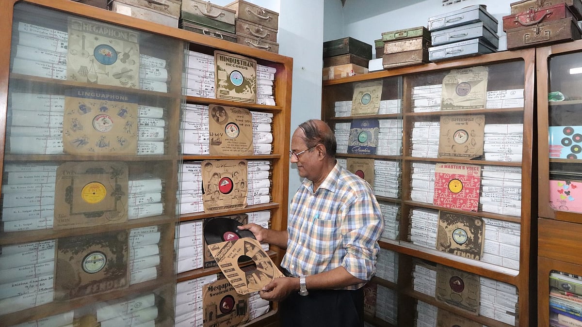 ইকবাল মতিনের সংগ্রহশালায় আছে দুর্লভ অনেক গ্রামোফোন রেকর্ড