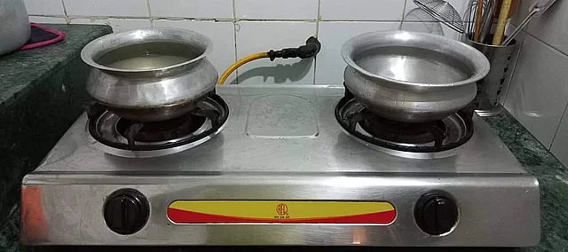 জ্বলে না গ্যাসের চুলা। থাকতে হয় গ্যাস আসার অপেক্ষায়