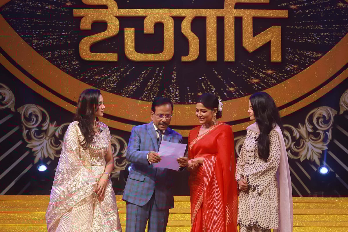 হানিফ সংকেতের সঙ্গে তিন অভিনেত্রী  বাঁধন, সাবিলা নূর ও নাজিফা তুষি