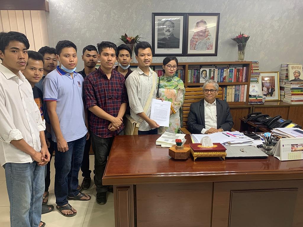 বাংলা নববর্ষের আগের ও পরের দুই দিন পরীক্ষা স্থগিত ও ক্লাস শিথিলসহ তিন দাবিতে ঢাকা বিশ্ববিদ্যালয়ের উপাচার্যকে পাহাড়ি  শিক্ষার্থীদের স্মারকলিপি। ১০ এপ্রিল, ঢাবি